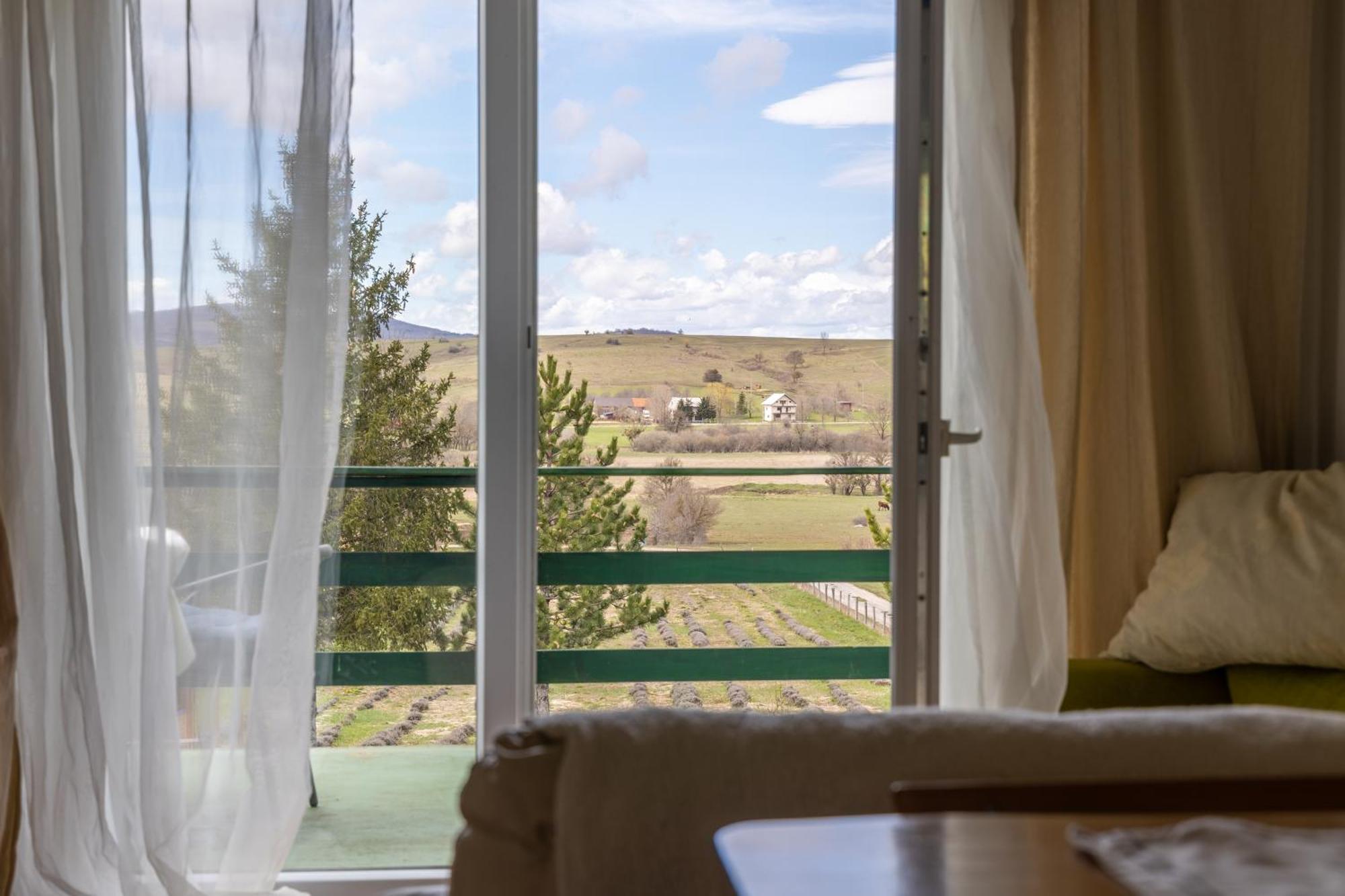 Apartment Ajda Udbina Екстер'єр фото
