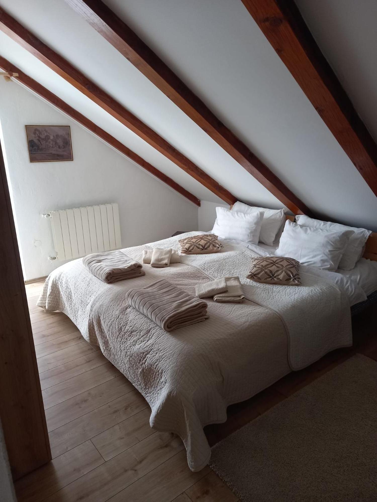 Apartment Ajda Udbina Екстер'єр фото